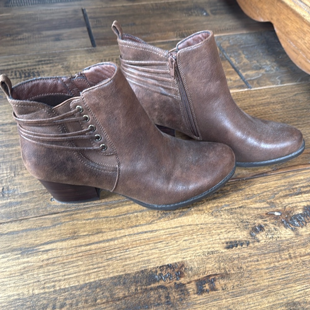 Women’s Baretraps Booties size 9 brown